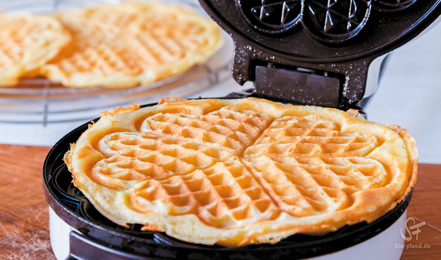 Waffeln. Früchte. Puderzucker. Der leckere Klassiker - StoryFood